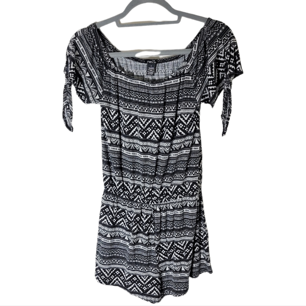 RUE21 geometric print romper black white scoop neck short sleeve women's small